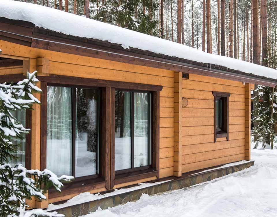 Moderní dům ze dřeva v zimě